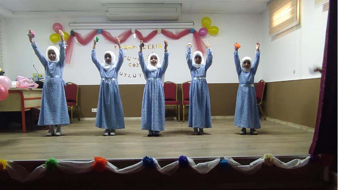 Okulumuzda Sümeyye Aydoğan hocamızın Halk Eğitim bünyesinde  okulumuz öğrencilerine açtığı Kur'an-ı Kerim Kursu öğrencilerinin  